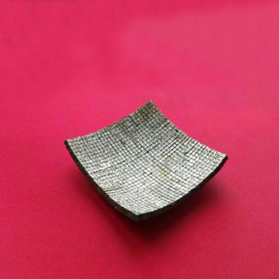 Matériau composite piézoélectrique incurvé pour piézéramiques sonar à balayage latéral